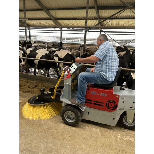 Самоходный подталкиватель-ворошитель корма БЛ-130ПВ