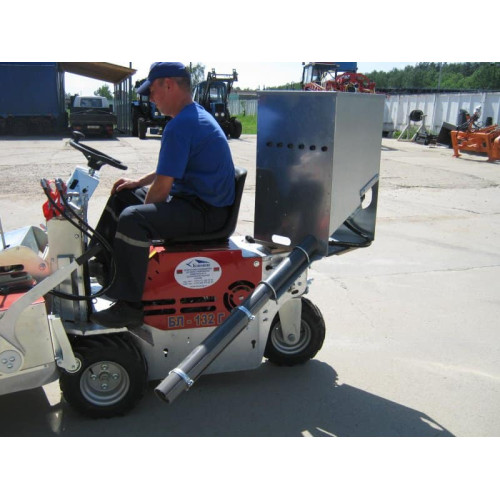 Самоходный подталкиватель-ворошитель корма БЛ-130ПВ