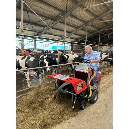 Самоходный подталкиватель-ворошитель корма БЛ-130ПВ