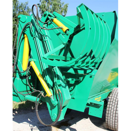 Кормораздатчик РСК-12-3 с грейферным погрузчиком